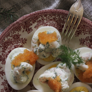 Ägghalvor toppade med räkor i citron- och dillmajonnäs