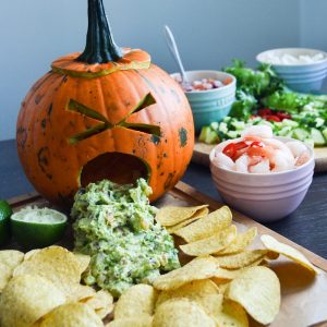 Krämig guacamole halloween-style