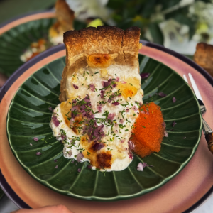 Krämig cheddarpaj med löjrom